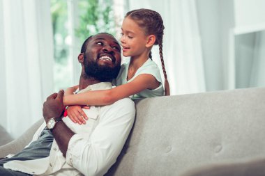 Çekici baba sevgiyle onun sevimli küçük güzel kızı bakarak