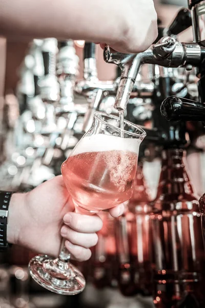 Copo de cerveja pálida se preparando em mãos barkeepers . — Fotografia de Stock