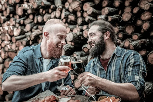 Felices amigos juntando sus vasos de cerveza . — Foto de Stock