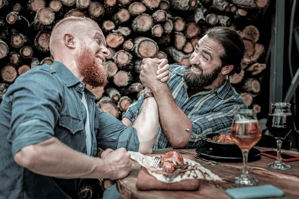 2人の男性の友人の間の全面的な腕相撲の戦い. — ストック写真
