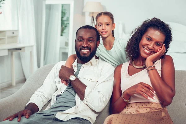 Portrait photo of Afro-American family of three hugging each other — Stock Photo, Image