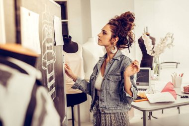 Genç tasarımcı işinden memnun görünüyor..