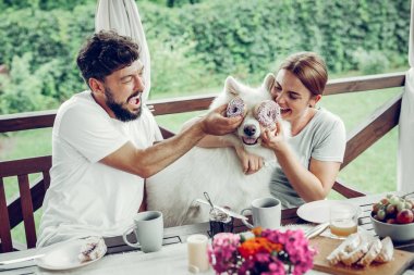 Işınlama çift paylaşımı gülmek ve onların samoyed için çörek koyarak
