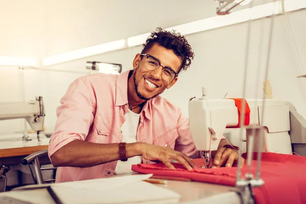 Sastre sonriente trabajando en la máquina de coser . —  Fotos de Stock