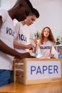 Ekoloji organizasyonunda çalışırken erkek ve kız ayıklama kağıdı