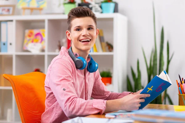 Tiener gevoel vrolijk terwijl het doen van huiswerk en lezen — Stockfoto