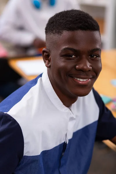 Dunkelhäutiger kurzhaariger Teenager, der lächelt, während er sich zufrieden fühlt — Stockfoto