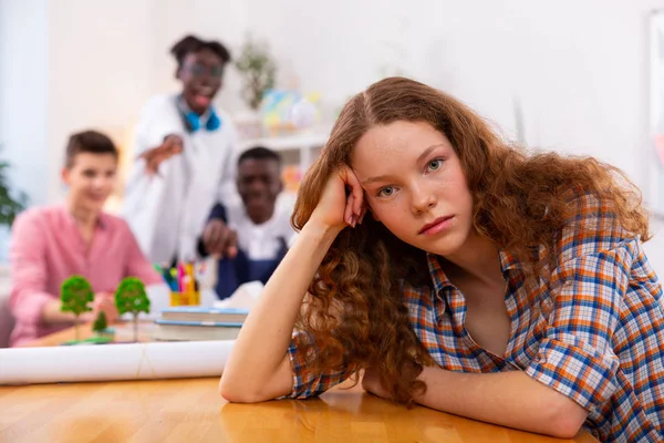 Ragazza sentirsi triste e offeso dopo aver studiato con i ragazzi — Foto Stock