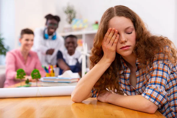 Teenager sentirsi offesi e frustrati soffrire di bullismo — Foto Stock