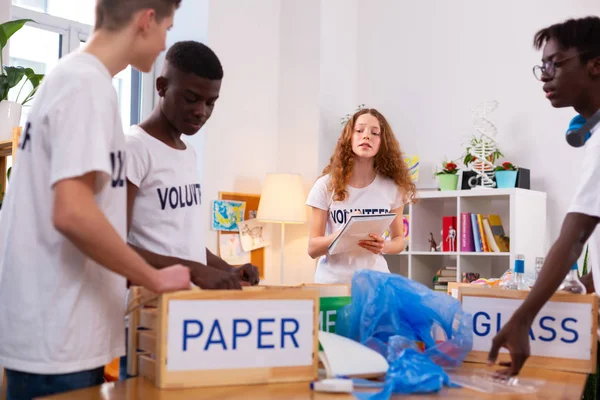 Meisje en jongens werken in ecologie organisatie sorteren afval — Stockfoto