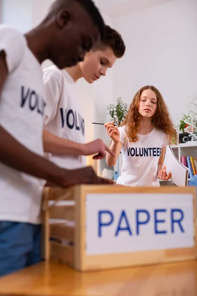 Jongens en meisje sorteren van papier tijdens het werken in ecologie organisatie — Stockfoto