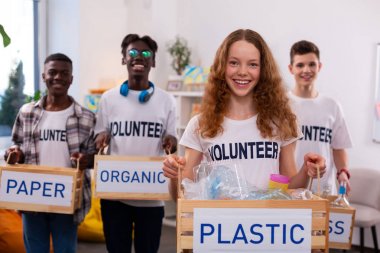 Arkadaşlarla atık sıralama sonra plastik ile kız tutma kutusu