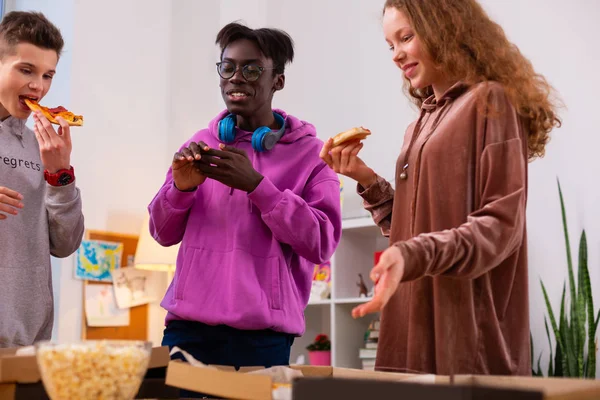 Tieners eten afhaal pizza na samen studeren — Stockfoto