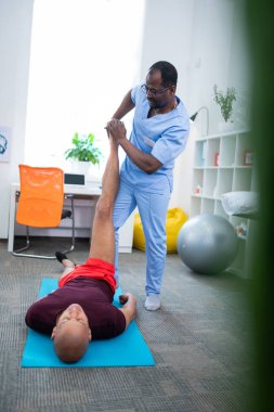 Spor minyonunda yatan ve fizik tedavi gören sporcu