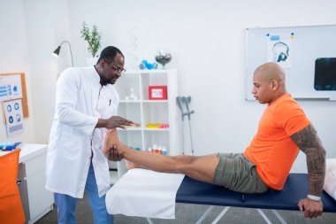 Eğitim sonrası terapist ziyaret Dövmeli genç sporcu