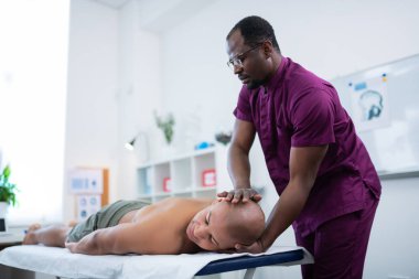 Sporcu için üniforma masaj boyun masaj terapisti