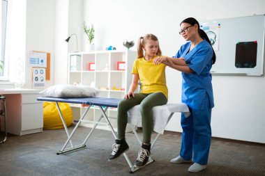 Kemik ve kaslar ile ilgili bağlı saç ile değerli yetenekli doktor