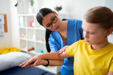 Açık gözlük dikkatli Asya uzun saçlı fiziksel doktor