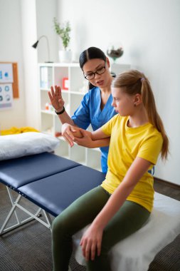 Uzun at kuyruklu küçük kız soran aktif koyu saçlı hemşire