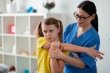 Çalışkan güçlü küçük kız sağlık iyileştirilmesi sunan