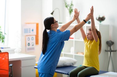 Koyu saçlı doktor ile işbirliği sarı t-shirt rahatsız genç bayan