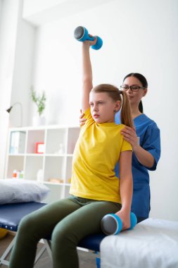 Ağır sportif ekipman taşıyan sakin ve iyi görünümlü kız