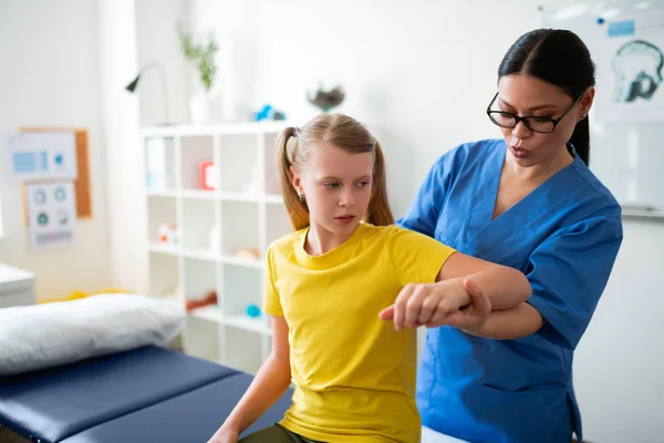 Médecin professionnel aux cheveux bruns concentré préoccupé par l'état — Photo