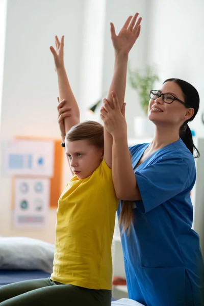 Risoluta ragazza magra mostrando le sue capacità di stretching — Foto Stock