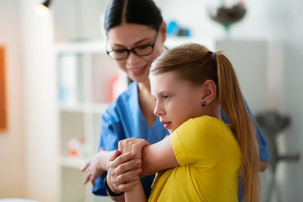 Focalisé satisfait enfant montrant son étirement progrès — Photo