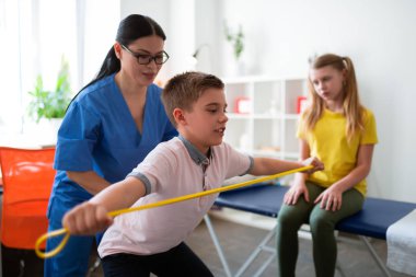 Doktor iken sportif halat ile ciddi genç çocuk eğitim