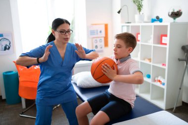 Tıp merkezinde gün harcama sarı t-shirt kararlı genç çocuk