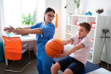 Talimatlar veren açık gözlük dikkatli iyi görünümlü doktor