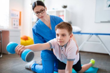 Keyifli güzel çocuk aktif oturumda yer alıyor