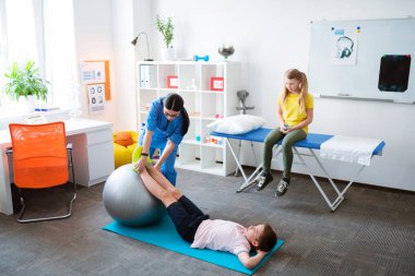 Özenli genç çocuk koyu saçlı doktor tavsiye dinlerken