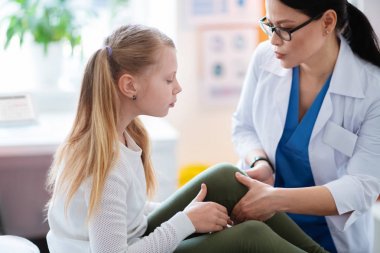 Beyaz cüppe bakım koyu saçlı doktor diz ağrıyan devlet kontrol