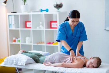 Arka da presleme de çalışkan doğru masöz