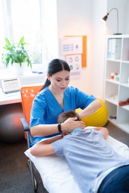 Küçük çocuğun güçlü ve nazik yetenekli ana işleme başkanı