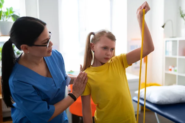 Uttråkad liten pojke Observera sessionen av sin vän — Stockfoto