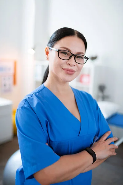 Leende mörkhåriga kvinna som arbetar som medicinsk arbetare — Stockfoto