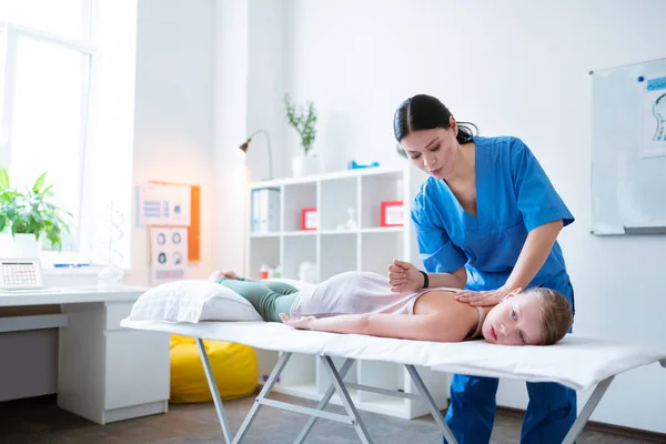 Ervaren donkerharige meesterwerken in ingerichte kast — Stockfoto