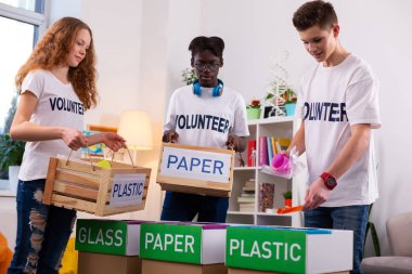 Atıkları ayıklarken kağıdı plastikten ayıran aktif gençler