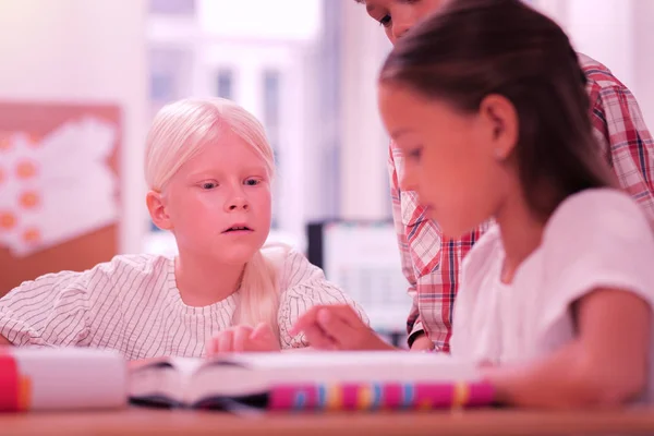 Tre barn som sitter vid skol lektionen. — Stockfoto