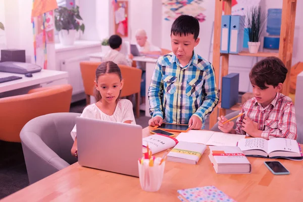 Дети, использующие современные технологии, делают домашнее задание . — стоковое фото