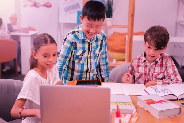 Τρία παιδιά μαθαίνουν κινέζικα στο φορητό υπολογιστή. — Φωτογραφία Αρχείου