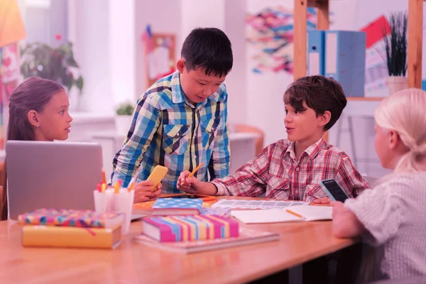 Group of pupils discussing their new hometask. — Stock Photo, Image