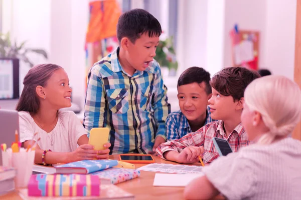 Niños felices riendo y bromeando en la escuela . —  Fotos de Stock