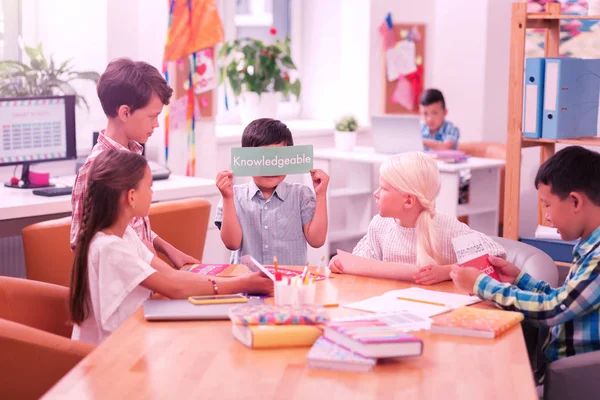 Niños sentados a la mesa en la escuela . —  Fotos de Stock