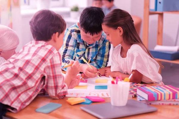 Leerlingen die hun school project in groep maken. — Stockfoto