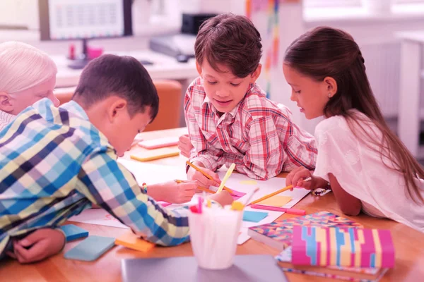 Gruppe von Kindern, die im Klassenzimmer zusammenkommen. — Stockfoto