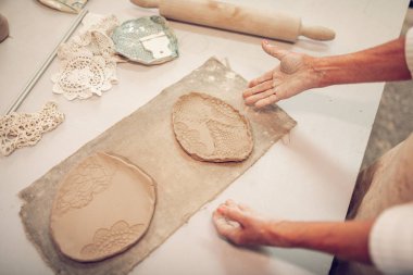 İşini gösteren bir kadın elin üst görünümü